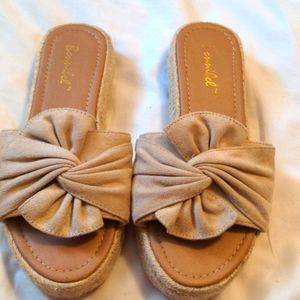 Bonnibel size 7 tan suede espadrille slides